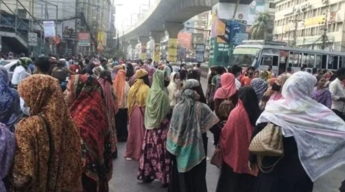 মিরপুর-১০-এ দুই ঘণ্টার শ্রমিক বিক্ষোভ, স্বাভাবিক হলো যান চলাচল
