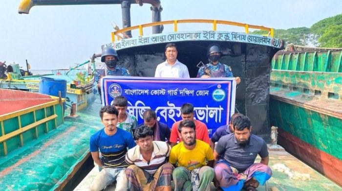 মেঘনায় অবৈধ বালু উত্তোলন, ড্রেজার-বাল্কহেডসহ আটক ৮