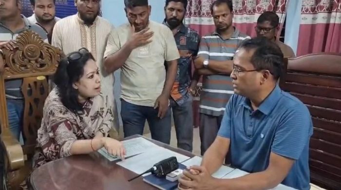 রুমিন ফারহানা-ওসির উত্তপ্ত বাক্যবিনিময়, থানায় পুলিশের জিডি