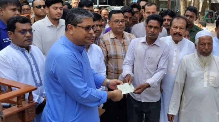 সড়ক দুর্ঘটনায় প্রাণহানি, ফিরোজার পরিবারকে ৫ লাখ টাকার সহায়তা