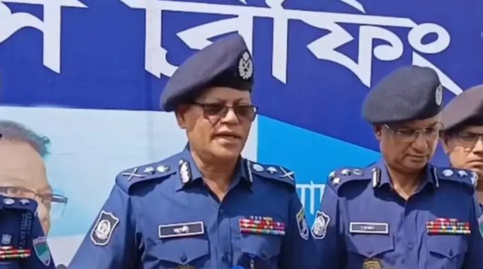 সরকারের অনুমতি পেলে ক্রসফায়ারেও আপত্তি নেই পুলিশের আইজিপি