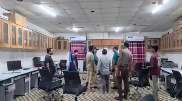 হাজারীবাগে কুরিয়ার সার্ভিসে হামলার মামলার বাদীকে হুমকি, ‘সমঝোতা না হলে লাশ পড়ে থাকবে’