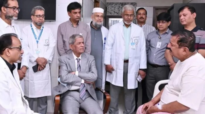 হাসপাতালে ভূমিমন্ত্রীকে দেখতে গেলেন রাষ্ট্রপতি